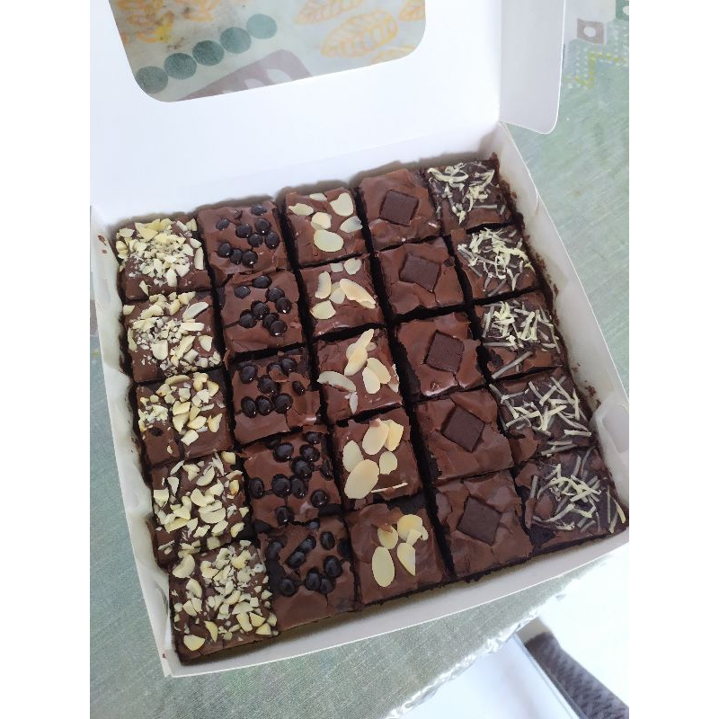 

Fudgy Brownies ukuran 20x20 cm, 25 sekat