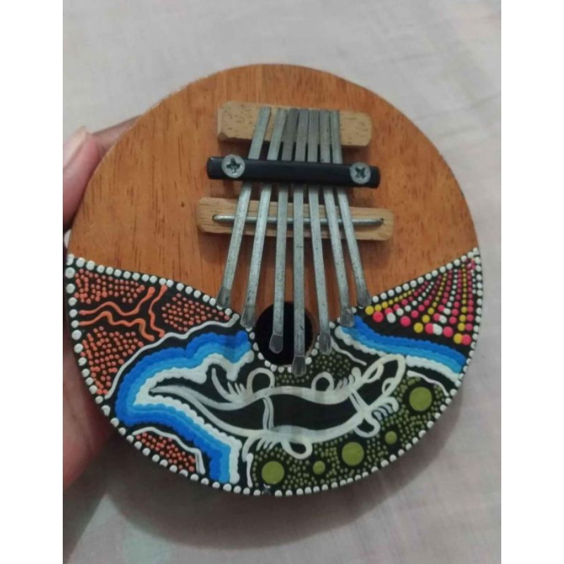 alat musik tradisional kalimba. 7 kunci alat petik