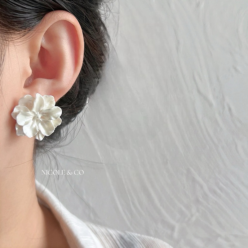 Nicole & Co (K01) - Anting Vintage Flower White Pearl / Anting Bunga Besar Warna Putih Mutiara / Ant