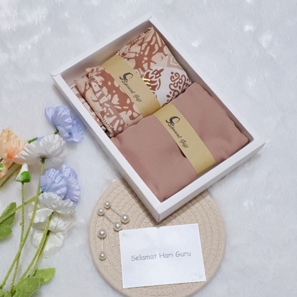 HAMPERS DUET HIJAB SEGI EMPAT VOAL SYARI MOTIF DAN POLOS SENADA