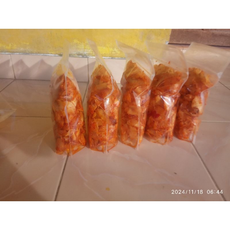 

Kripik singkong rasa pedas manis