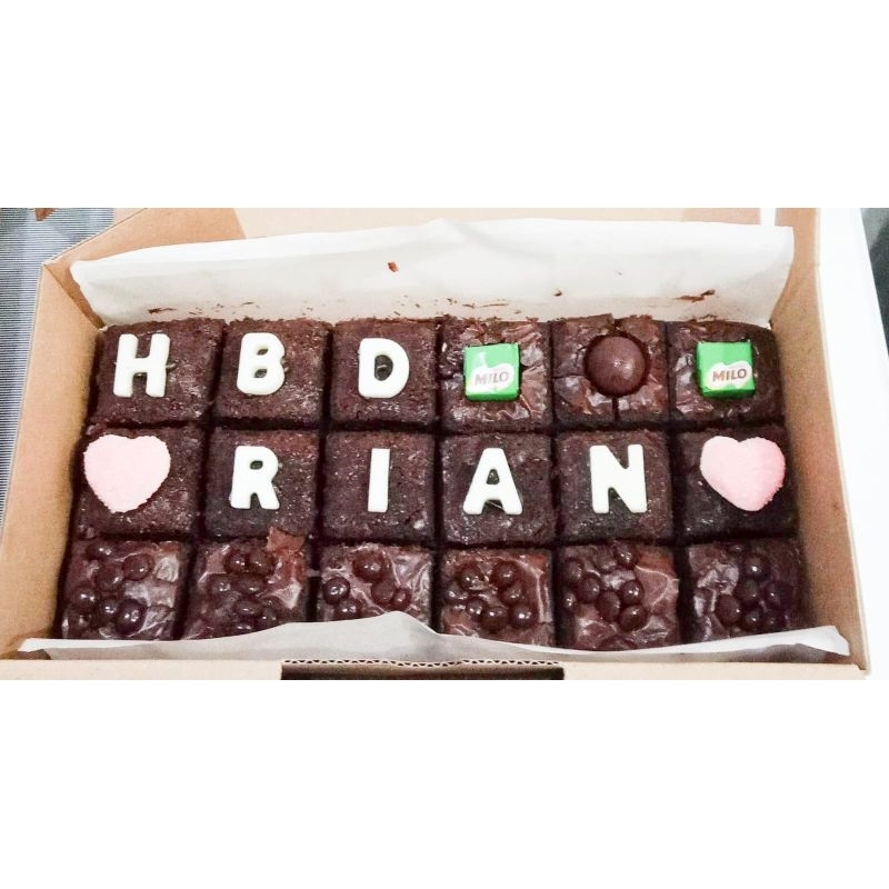 

[FREE 8 HURUF] Brownies Fudgy Kualitas Premium 18 POTONG Shiny Crust Enak Nyoklat