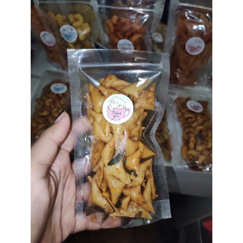 

Cemilan Hits Kekinian Makaroni Kulpi Pangsit ekstra pedas/pedas daun jeruk/balado/jagung