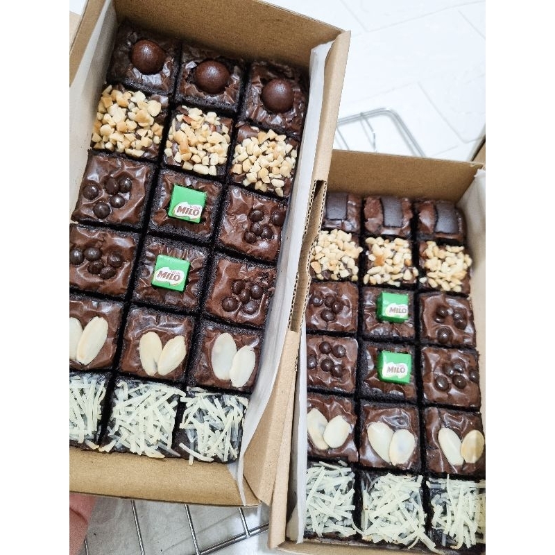 

[PROMO 2 BOX] Brownies Fudgy 2 Box 18 Potong Enak Nyoklat Murah Shiny Crust