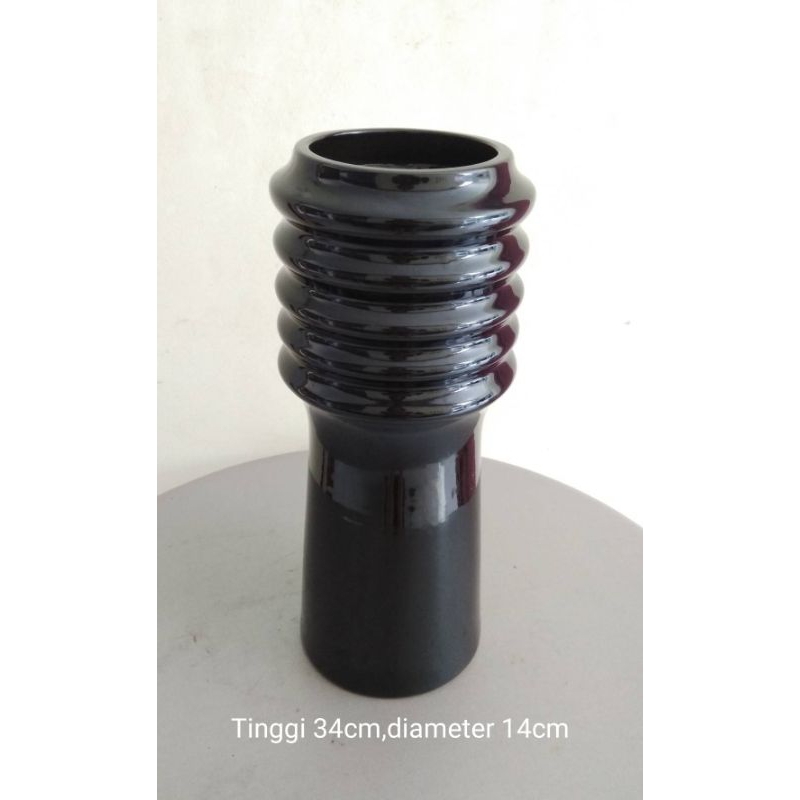 Vas keramik hitam besar