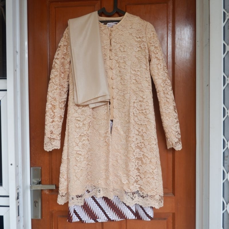 (PRELOVED) Set Kebaya Brokat Tunik Cream (+ Rok Batik & Hijab)