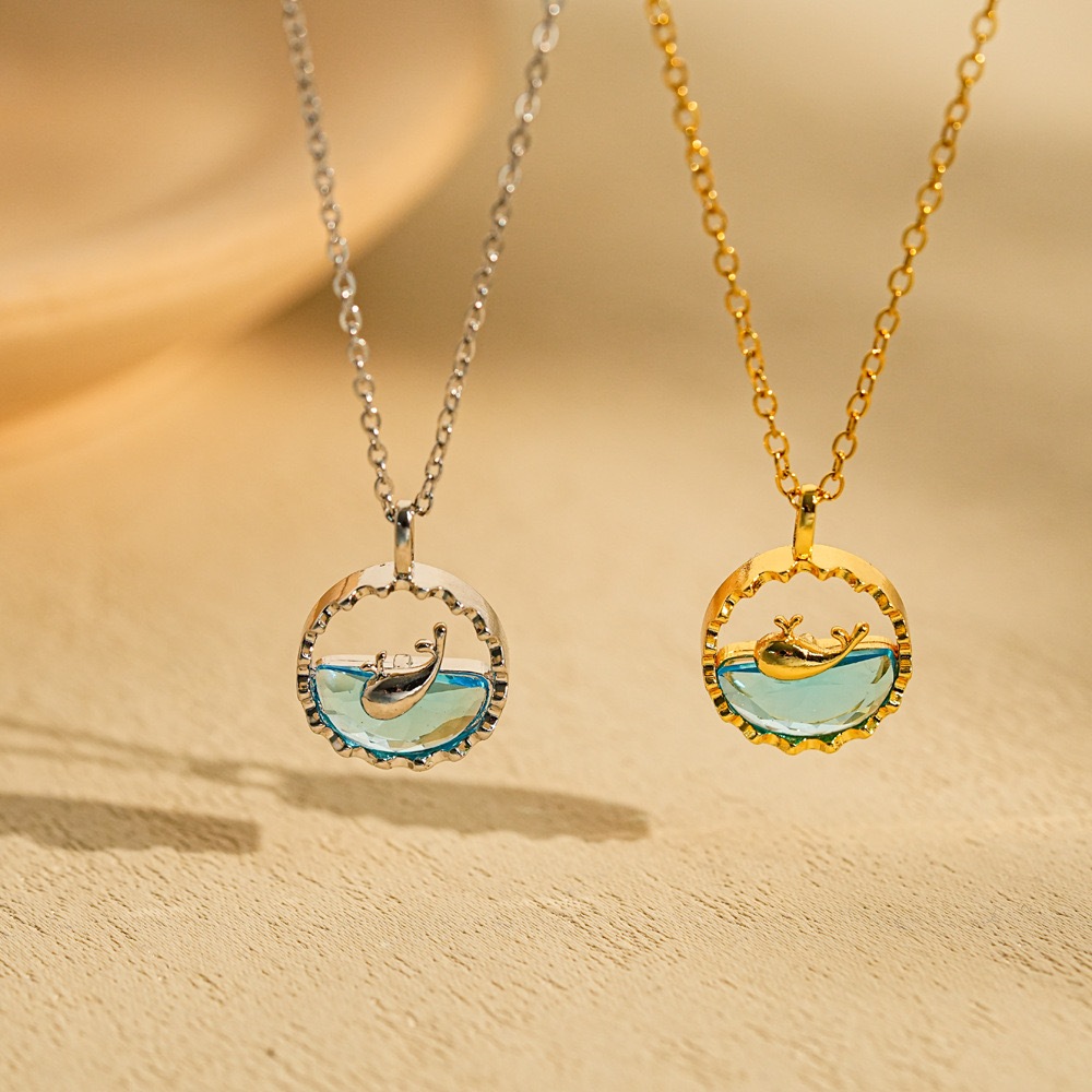Kalung titanium ikan kecil yang simpel dan lucu untuk dipakai sehari-hari oleh wanita