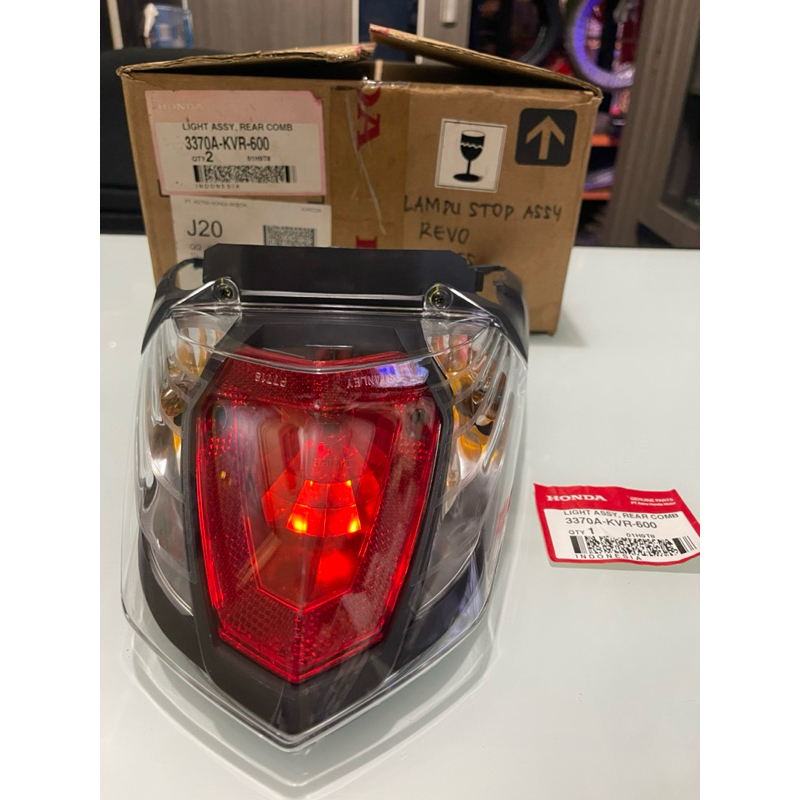 LAMPU STOP ASSY STOPLAMP LAMPU BELAKANG HONDA REVO KARBU 100 ORIGINAL AHM PART 3370A-KVR-600