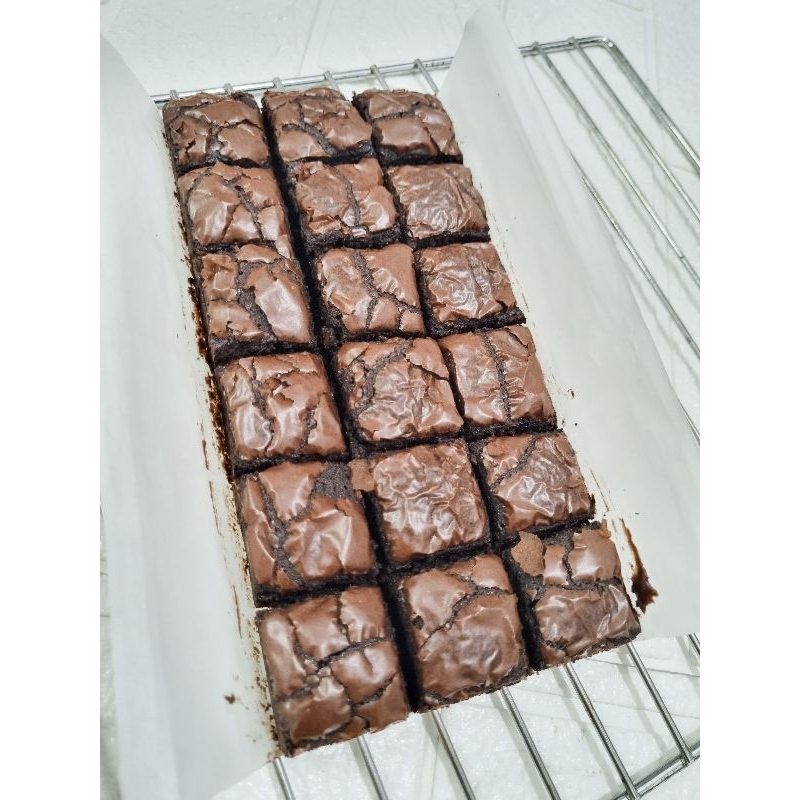 

[ORI] Brownies Fudgy Kualitas Premium 18 Potong ORIGINAL Tanpa Toping Enak Murah Nyoklat Shiny Crust