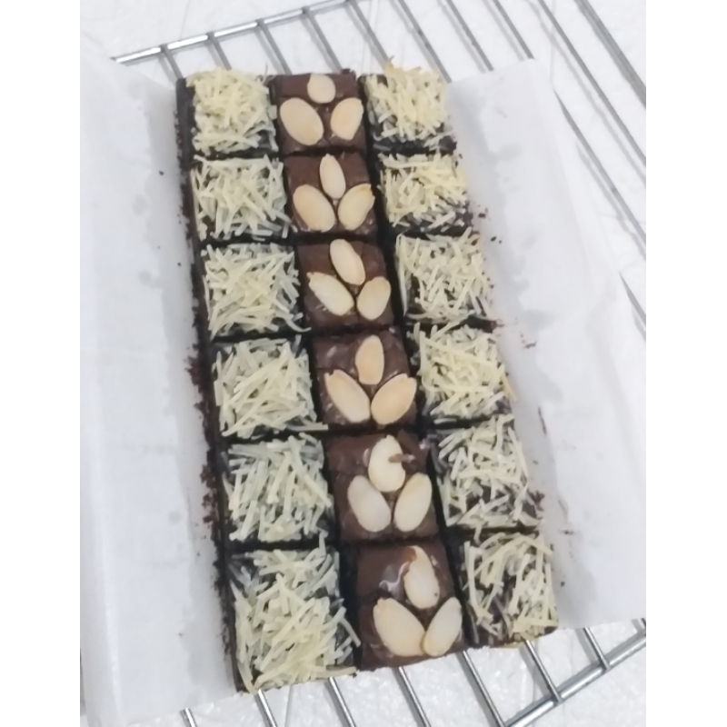 

Brownies Fudgy Kualitas Premium Toping KEJU ALMOND Enak Murah Nyoklat Shiny Crust