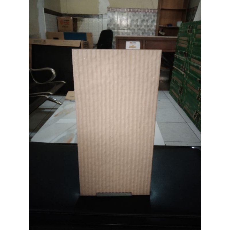 keramik kasar 20x40 sentro batu alam