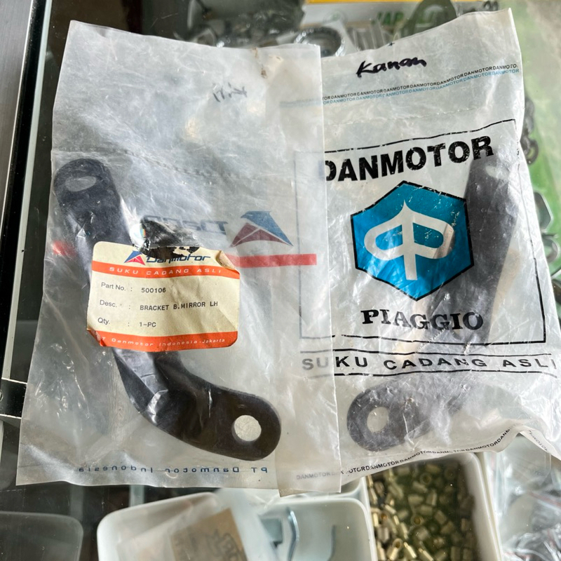 BRACKET DUDUKAN SPION VESPA EXCEL T5 ORIGINAL NOS DANMOTOR/BRACKET SPION VESPA EXCEL NOS
