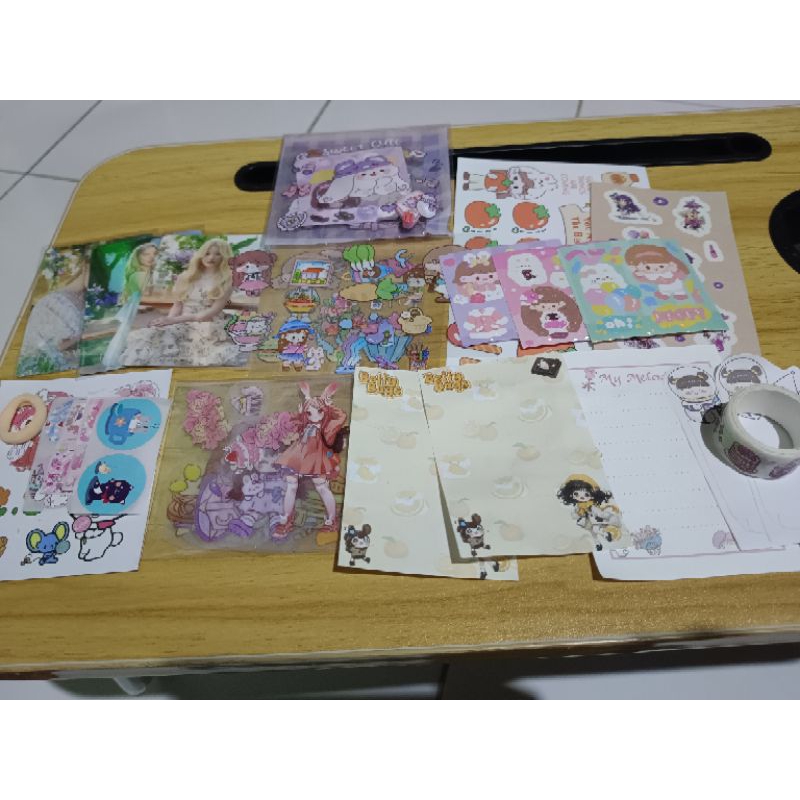 

Freebies lucu stiker 1set murah lucu stiker anti air photo card black pink dan stiky note free bonus