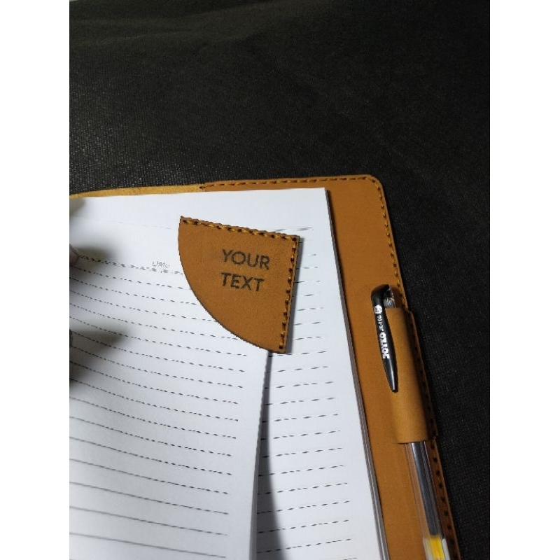 

penanda buku/bookmark kulit handmade free inisial atau nama