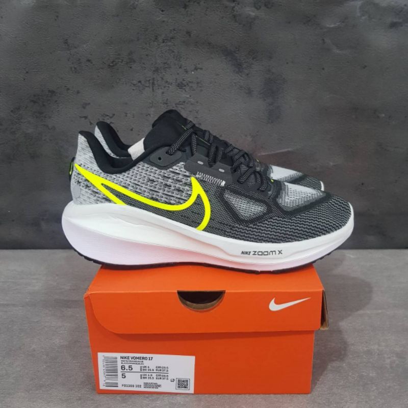 NIke Air Zoom Vomero 17 Black Volt