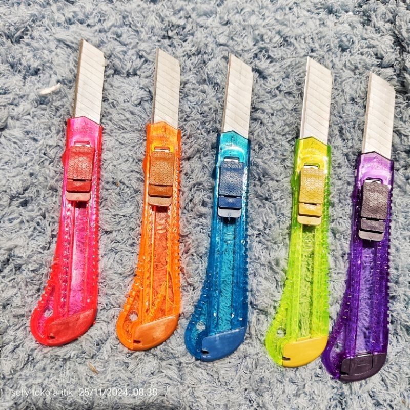 

Pisau Cutter Besar Warna Warni