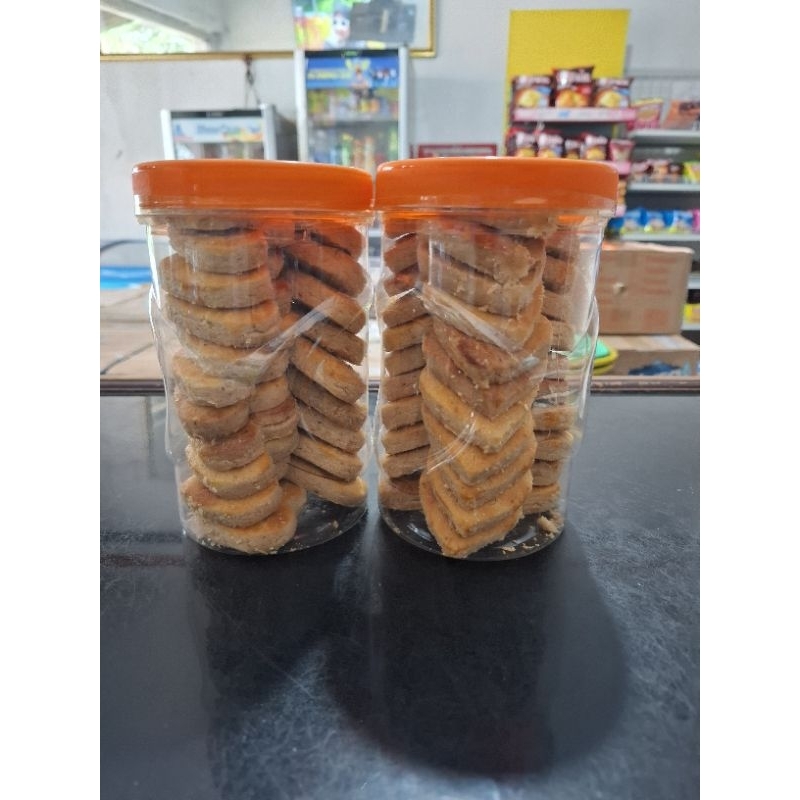 

21. kue kacang dua toples