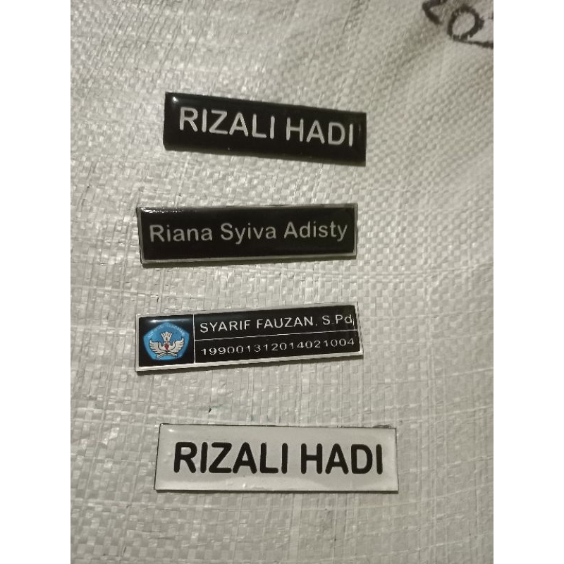 

name tag nama dada