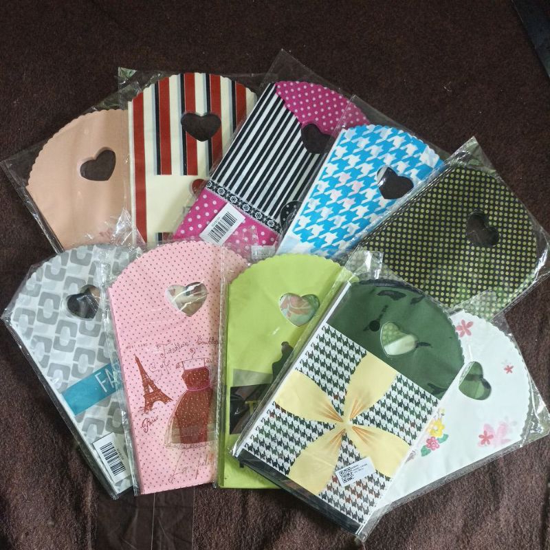 

KRESEK MOTIF TERBARU ISI 50 -SIZE 13X21CM /PLASTIK MOTIF