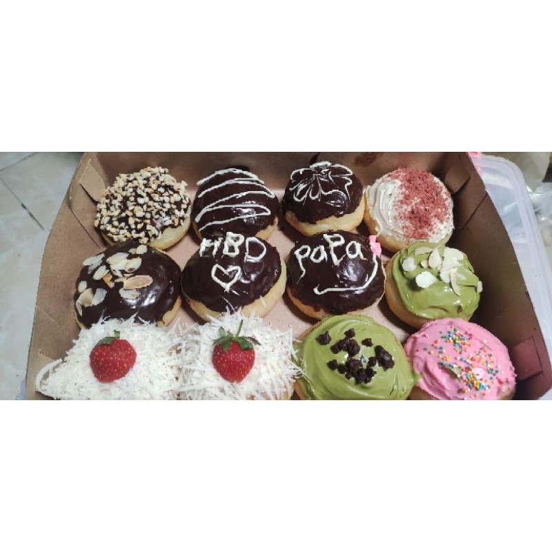 

DONAT aneka topping paket isi 12 / isi 6 (jumbo) topping Random