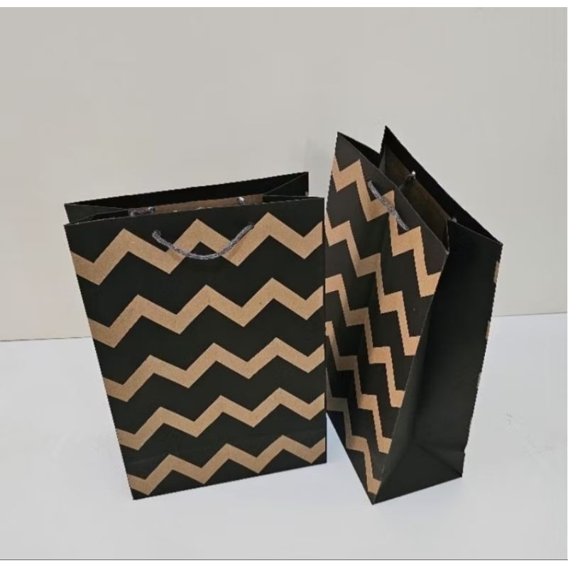 

Paper bag Motif Zigzag ukuran 20x10x30 | 20x10x25 paperbag
