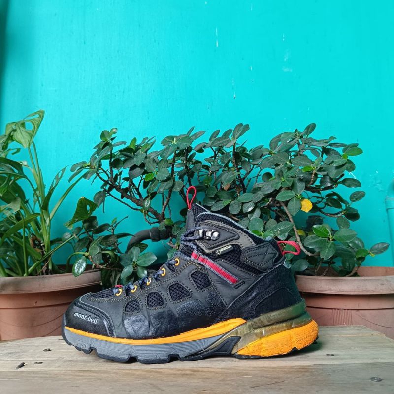 sepatu gunung hiking treking outdoor montbell size 42
