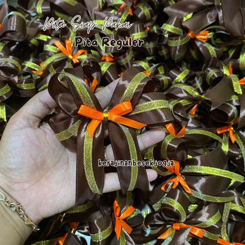 

PITA SATIN BIASA siap pakai warna bebas 2.5 cm ukuran jadi 10-12cm pita hantaran pita besek pita
