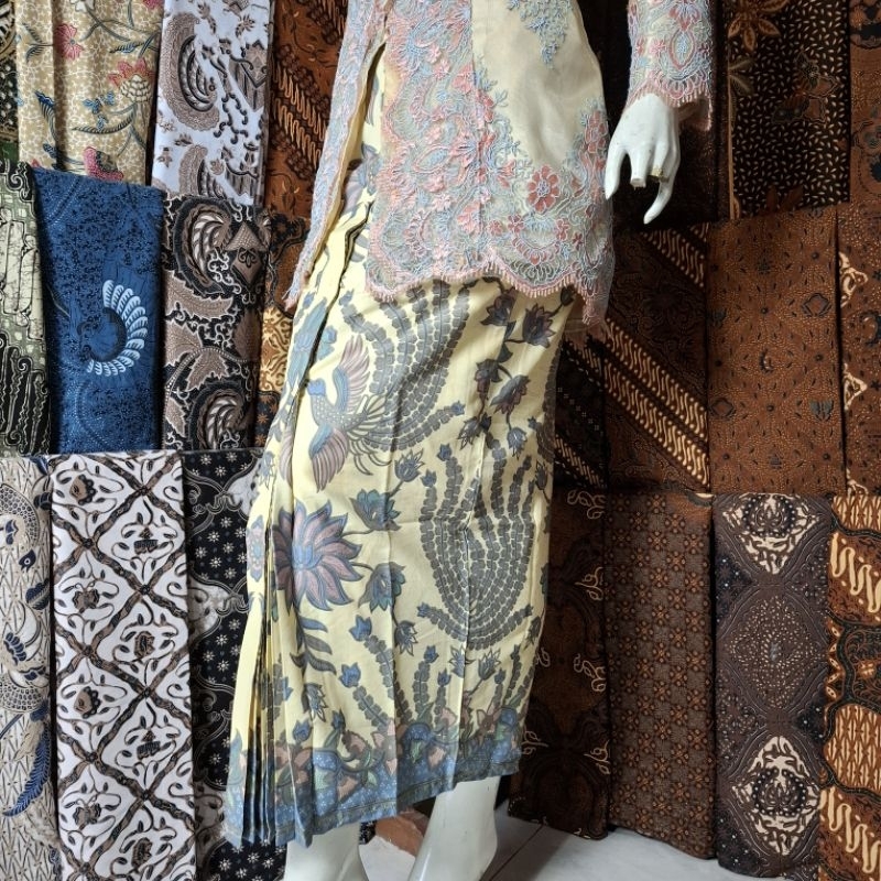 Batik dan Rok Wiru Merak Bunga Cream Krem Biru Pink Bawahan Kebaya