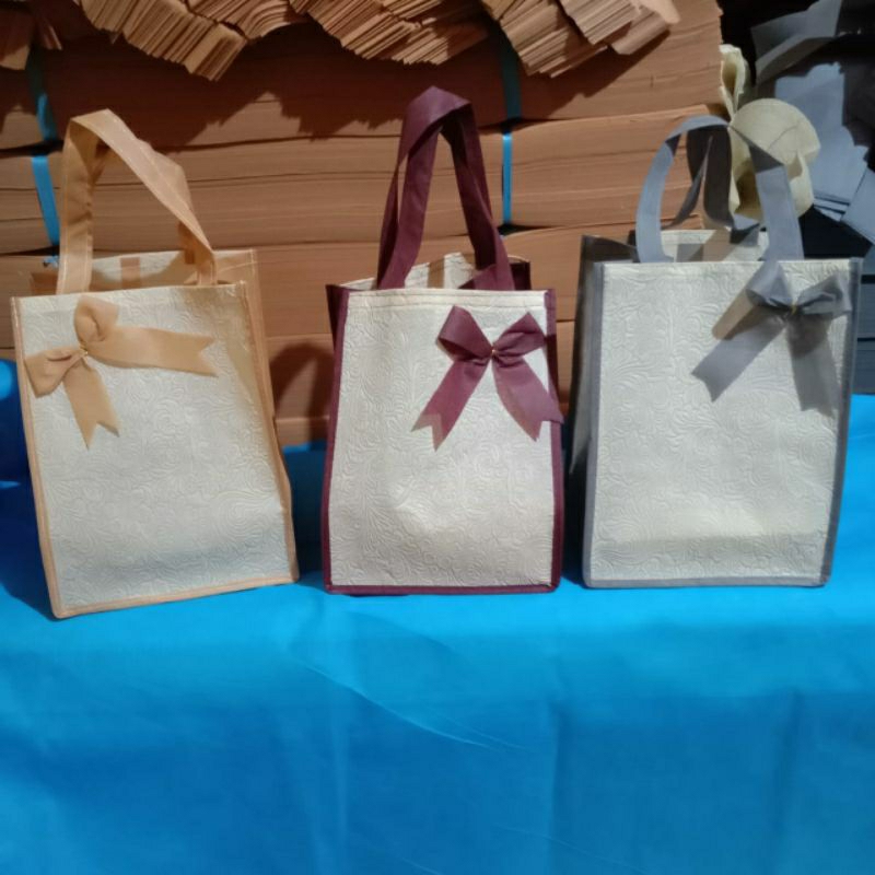 

Tas Hajatan Embos Ukuran 20x20x28cm/ Tas Nasi Kotak/Tas Goodie Bag/Tas Spunbond