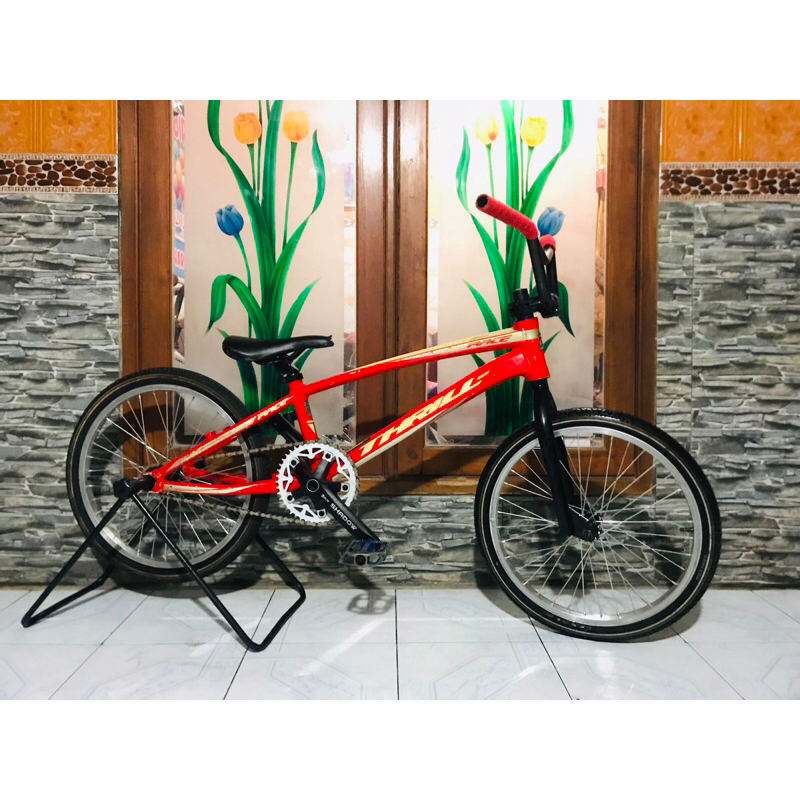 sepeda bmx trill race