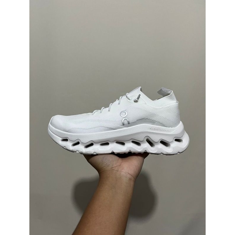 Sepatu ON-CLOUD x Loewe