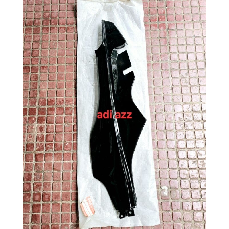 cover body bodi belakang  hanya kanan hitam suzuki rc110 crystal original sgp nos baru