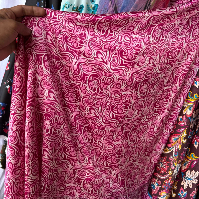 kain silk motif paisley premium - kain silk motif abstrak - kain satin silk motif premium - kain sat