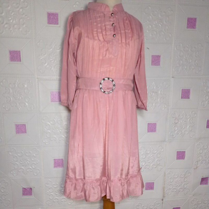 Dress Pink dengan model Lengan Pendek