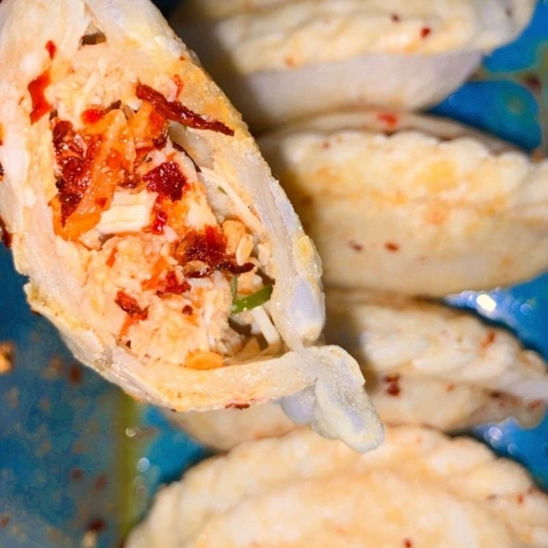 

cireng isi ayam suwir pedas isi 10pcs/pack free Chilioil . by JIGANA CIRENG