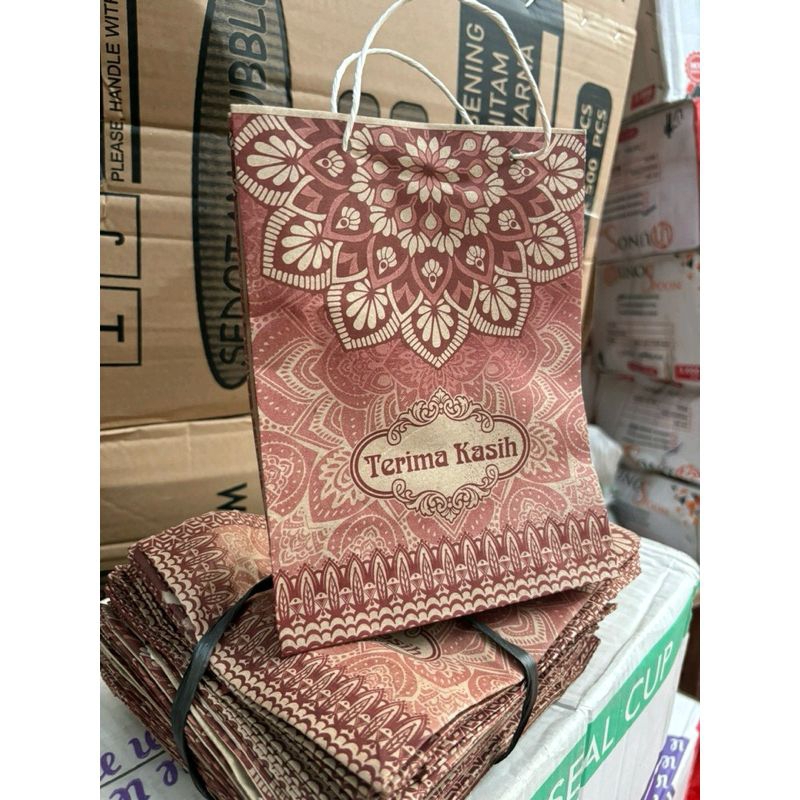 

Paper bag Motif Paperbag kertas Tas kertas Tas sovenir ukuran sedang 21X17X5 cm tas hajatan