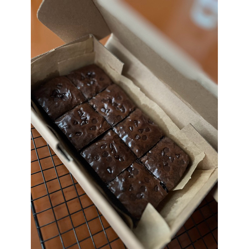 

Fudgy Brownies 20x10 Full Butter Topping Chocochip (dikirim H+1)