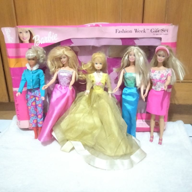 Barbie fashion week set