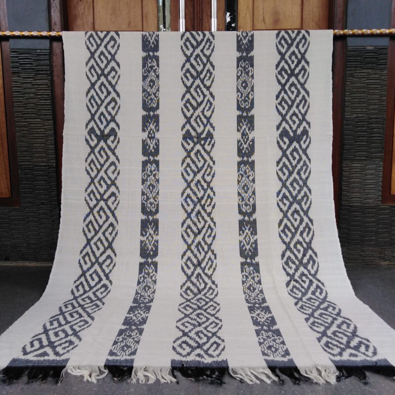 Kain Tenun Ikat Etnik Toraja Warna putih Tenun Troso Jepara