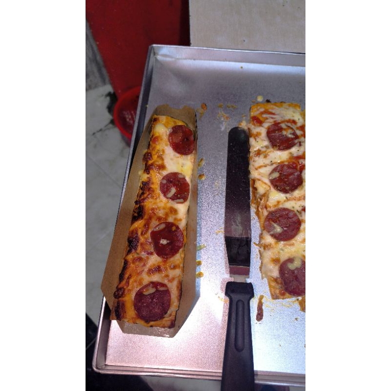 

pizza papperoni panjang ukuran 25 x 5 cm