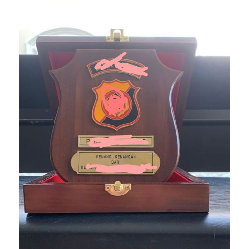 BOX PLAKAT KAYU PERISAI