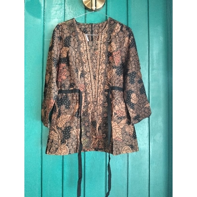 Arjuna Weda Blouse Kekinian