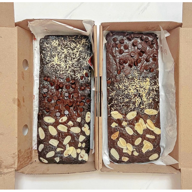 

Fudgy brownies shiny crust 20x10cm mix topping