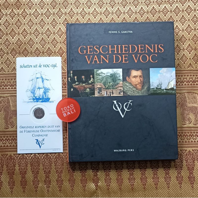 Paket buku sejarah VOC Geschiedenis van de VOC dalam bahasa Belanda, koin tembaga duit VOC 1736