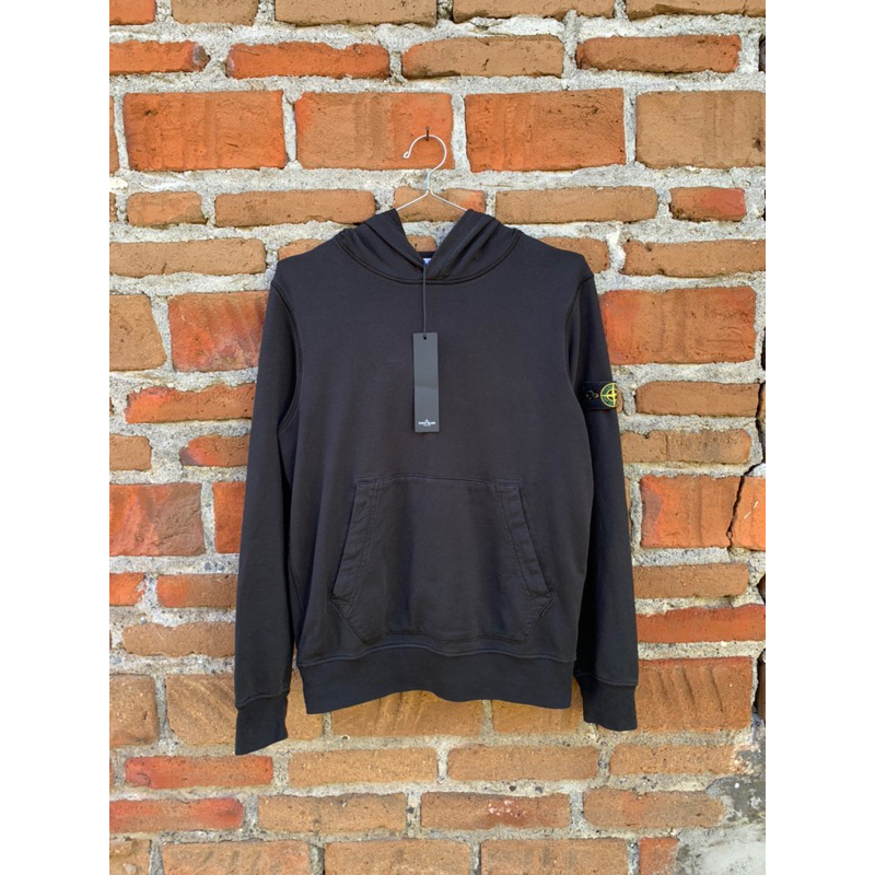 Hoodie Hitam dengan Tali Kancing