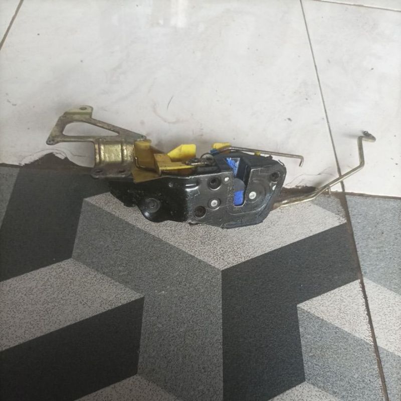 doorlock kanan depan hyundai Excel 2 Verna Avega
