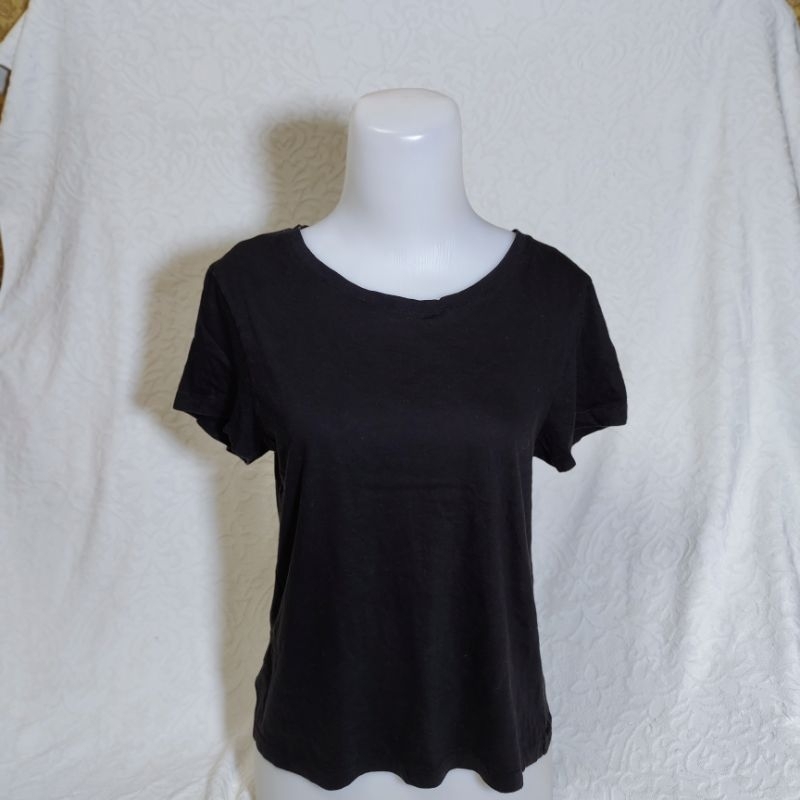 UNIQLO Kaos Hitam Wanita Lengan Pendek