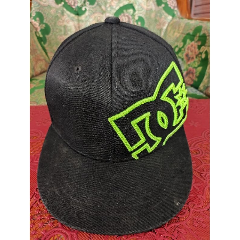 topi snapback DC hitam