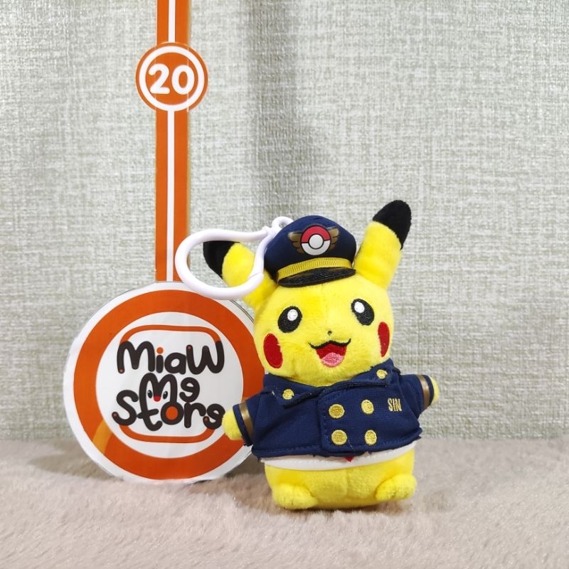 Ganci Gantungan Kunci Boneka Pokemon Pikachu Kostum Pilot Changi Singapore Airline Original Pokemon 