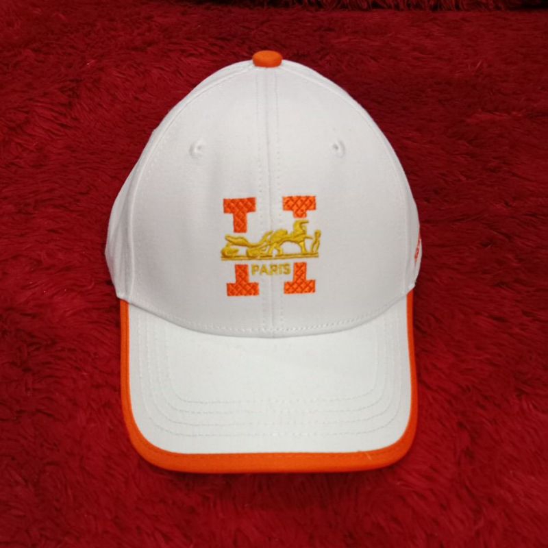 topi putih orange
